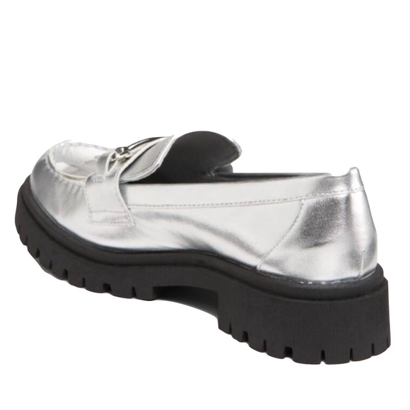 NWOTB — OLD NAVY Women Faux Leather Chunky Heel Lug Sole Silver Loafers Size 7 - Picture 3 of 12